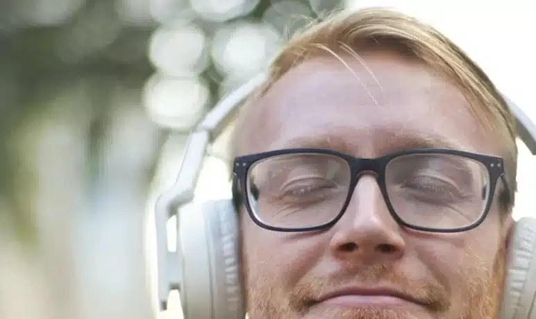 Muziek concentratie | man luistert muziek