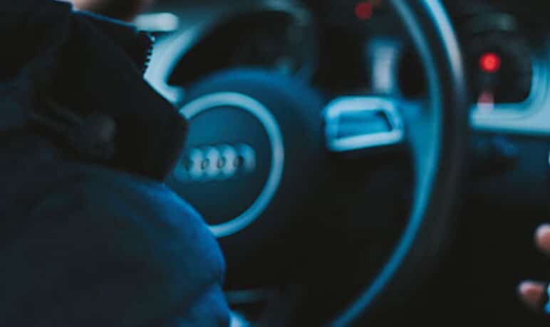 telefoon in auto. doe het zo. jpg