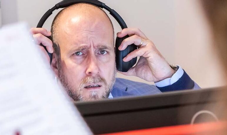 afgeleid op het werk
