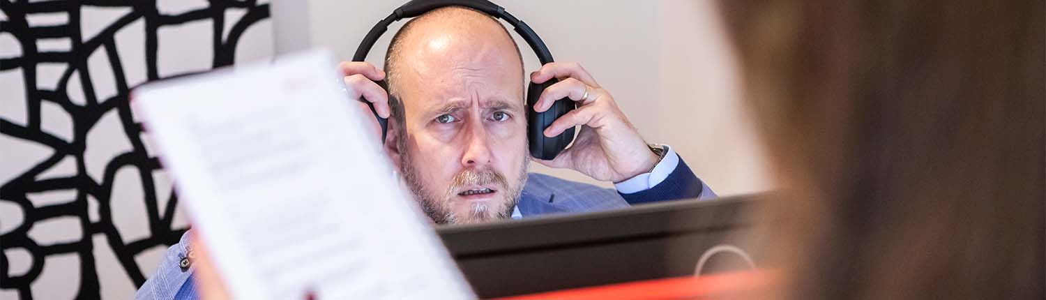 afgeleid op het werk