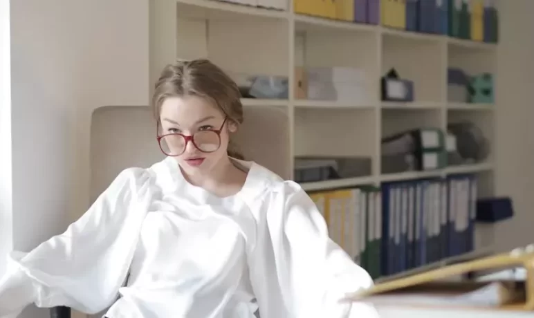 vermoeide vrouw witte blouse hangend in een stoel