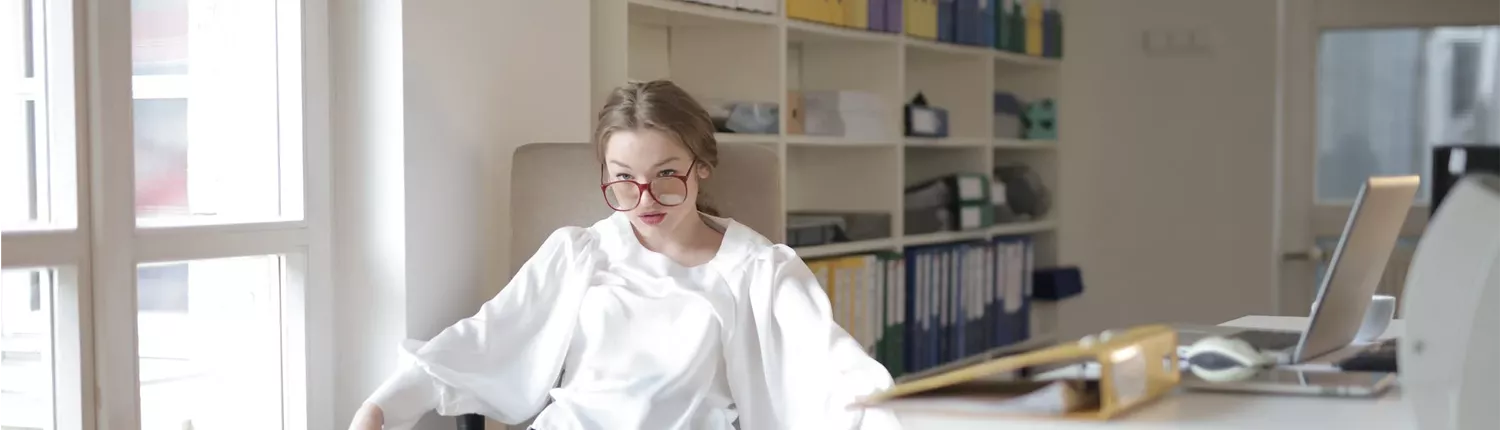 vermoeide vrouw witte blouse hangend in een stoel