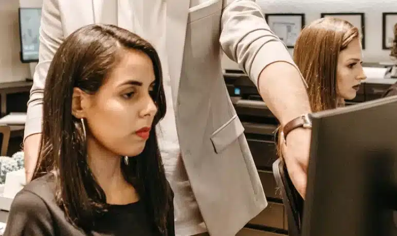 man wijzend naar pc vrouw kijkend
