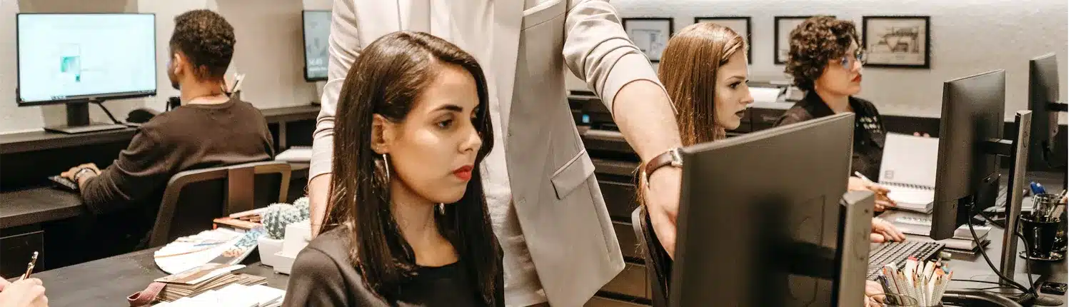 man wijzend naar pc vrouw kijkend