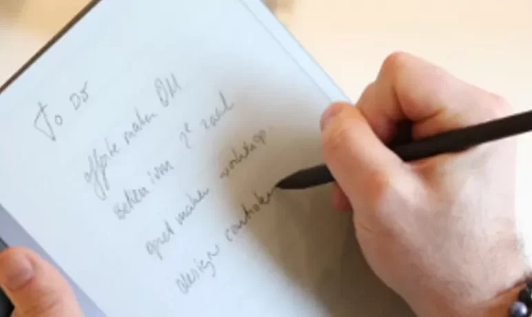 hand met pen en to do lijst