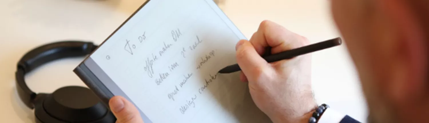 hand met pen en to do lijst