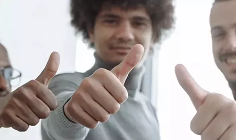3 mensen met duim ophoog naar voren