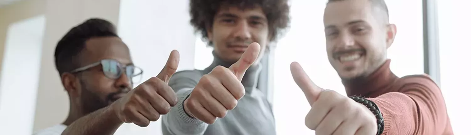3 mensen met duim ophoog naar voren