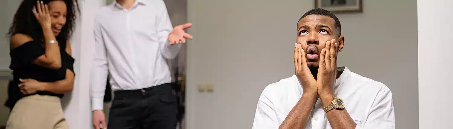 man met handen in het gezicht kijkend naar boven