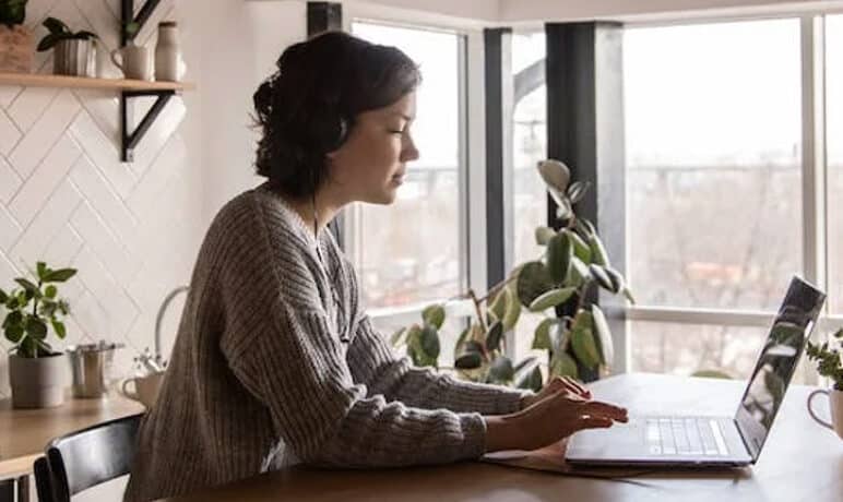 vrouw achter laptop, thuiswerken