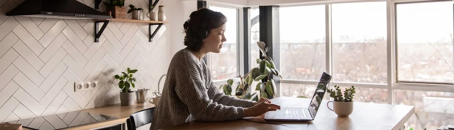 vrouw achter laptop, thuiswerken