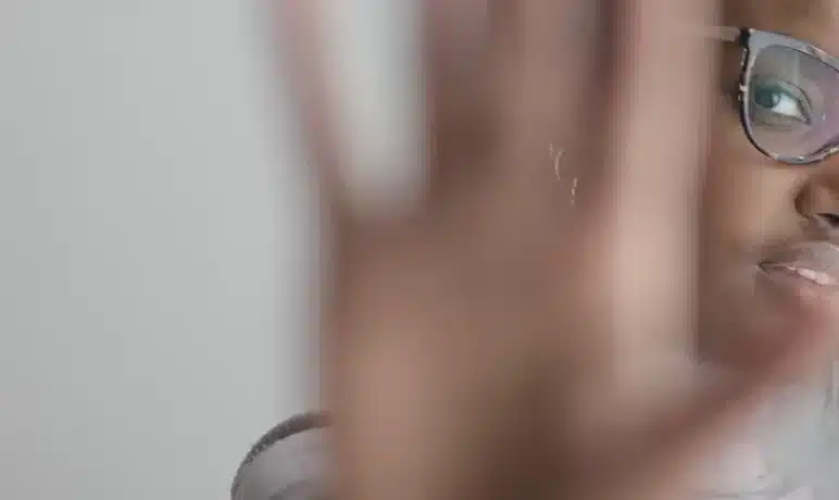 vrouw met bril hand naar voren