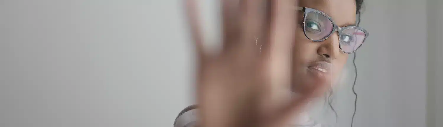 vrouw met bril hand naar voren
