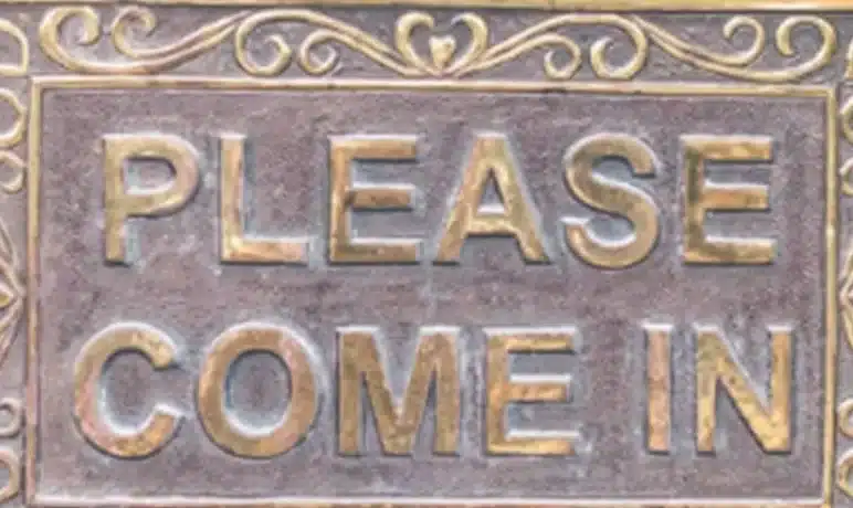 bord met sierlijke letters: please come in