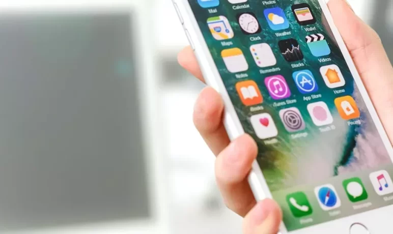 smart telefoon in hand