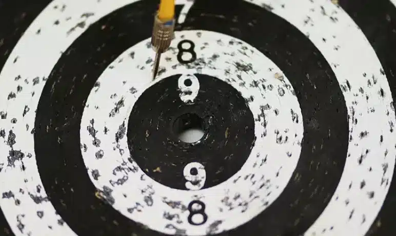 wit zwart dart bord met gele pijl