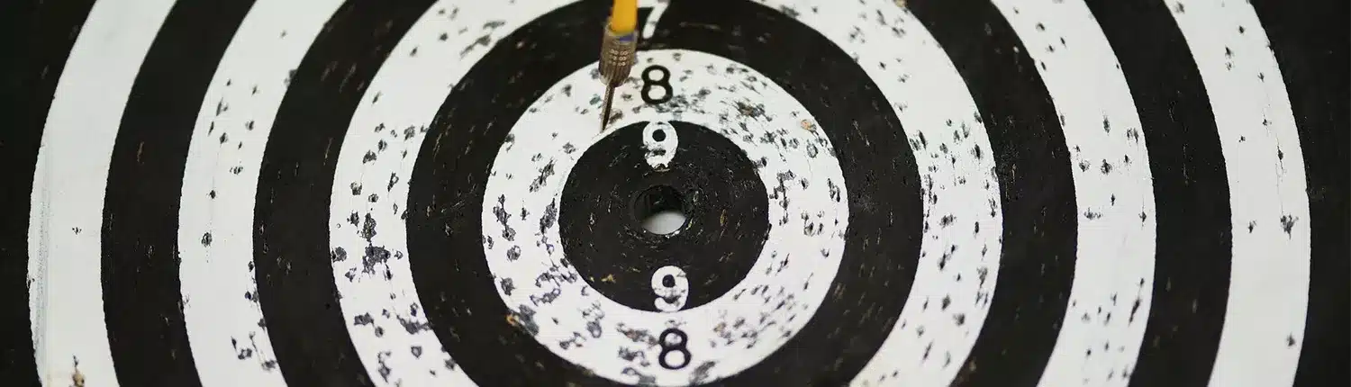 wit zwart dart bord met gele pijl