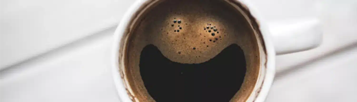 kopkoffie bovenaanzicht, schuim lijkt om een smiley
