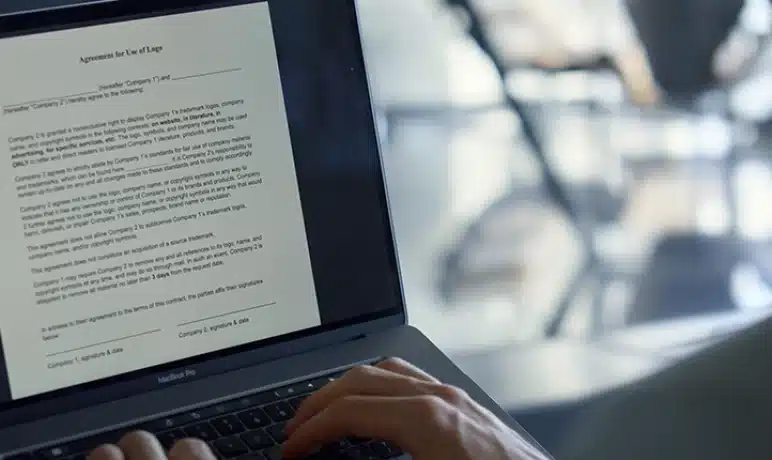laptop met op het beeldscherm een document