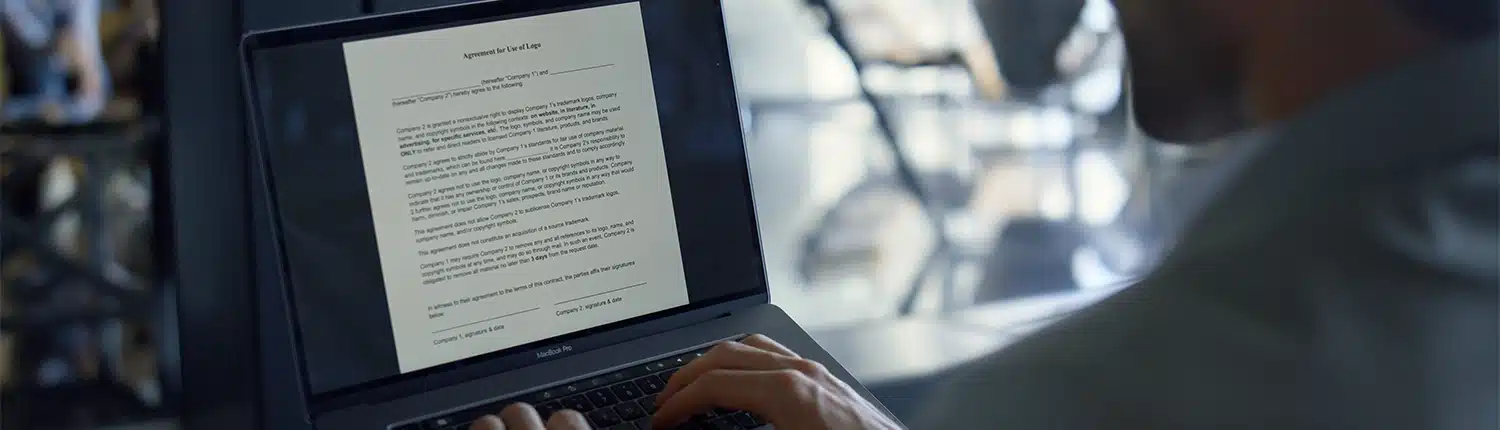 laptop met op het beeldscherm een document