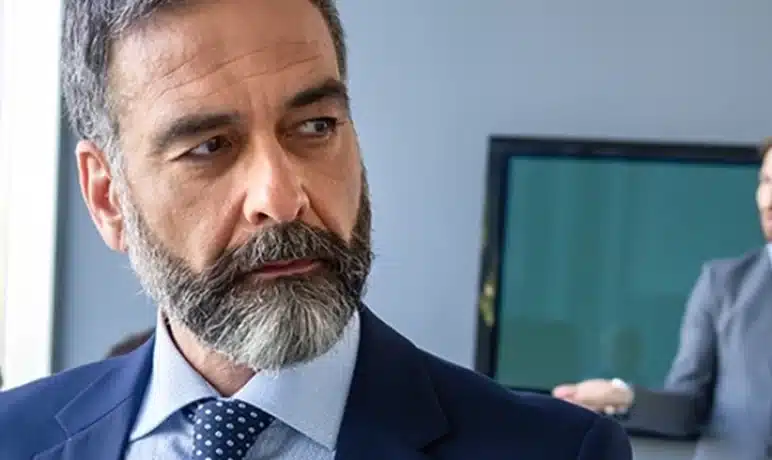 CEO die toekijkt hoe de presentatie gaat