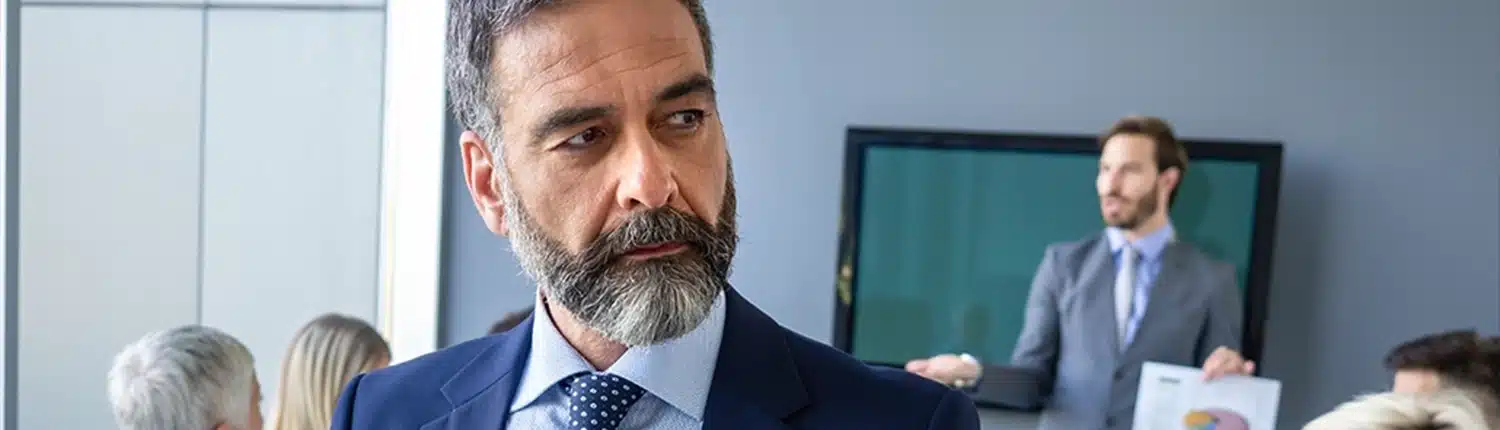 CEO die toekijkt hoe de presentatie gaat