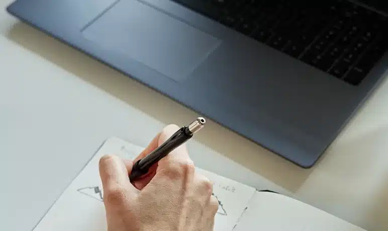persoon die thuis aan het werken is