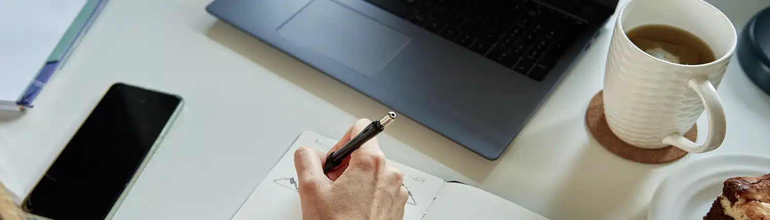 persoon die thuis aan het werken is