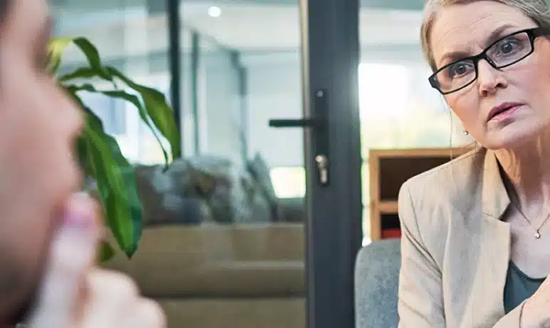 vrouw die een testuitslag aan een man laat zien