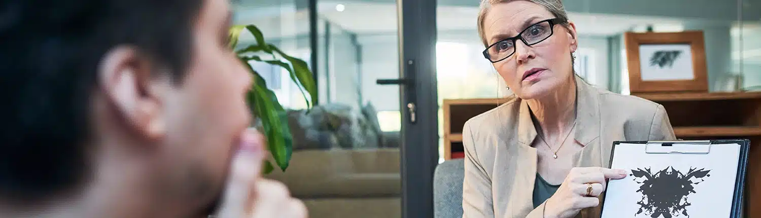 vrouw die een testuitslag aan een man laat zien