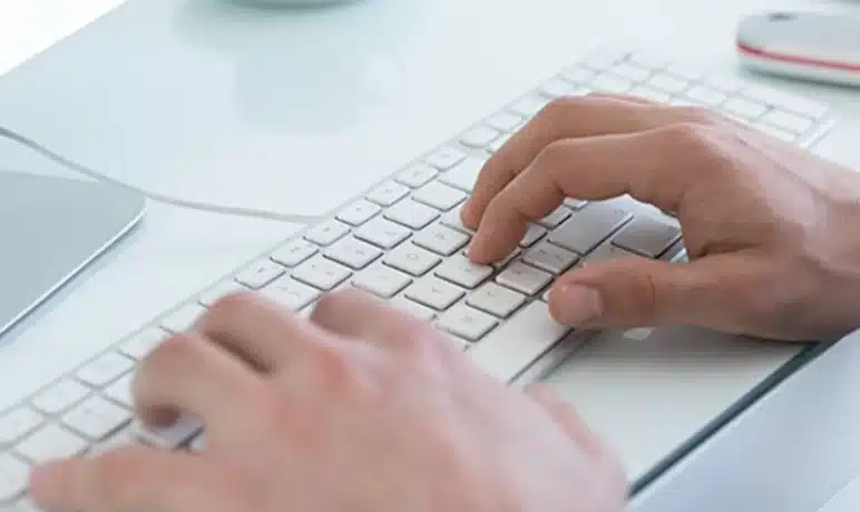 Persoon die op zijn toetsenbord aan het typen is