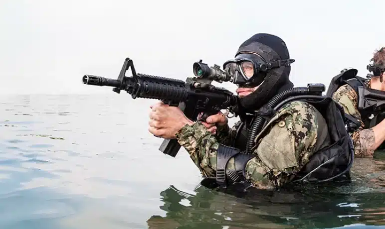 2 NAVY SEALs die het water uit komen