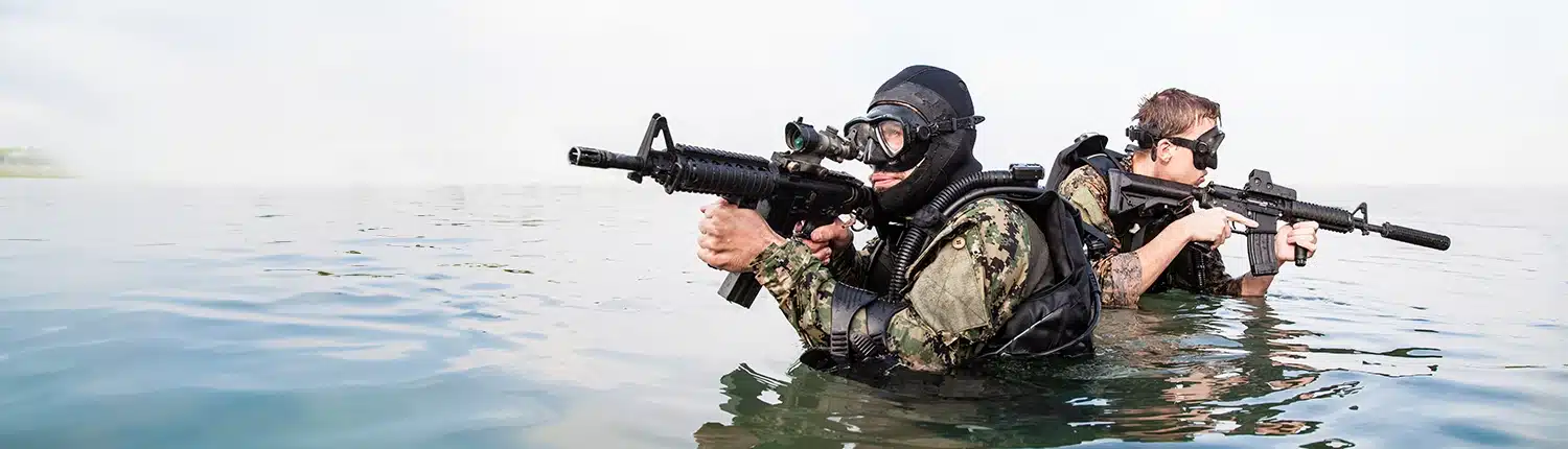 2 NAVY SEALs die het water uit komen