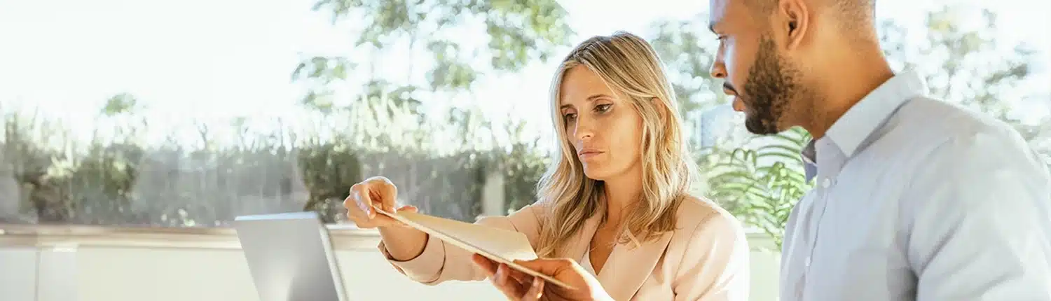 Man en vrouw die samenwerken