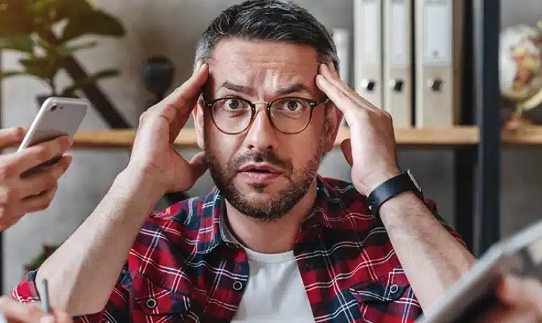 man die van alle kanten lastig gevallen wordt