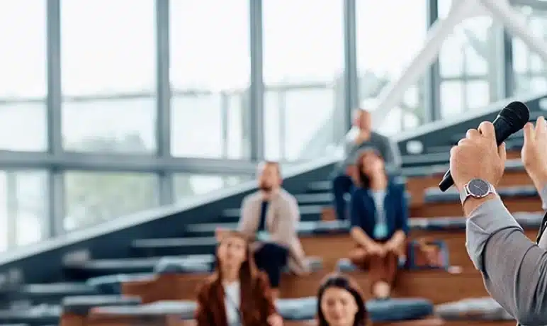 Man die voor een groep mensen praat