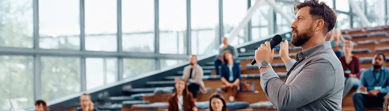 Man die voor een groep mensen praat