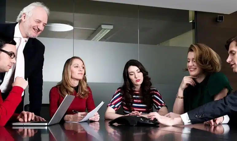 Mensen die om tafel samenwerken
