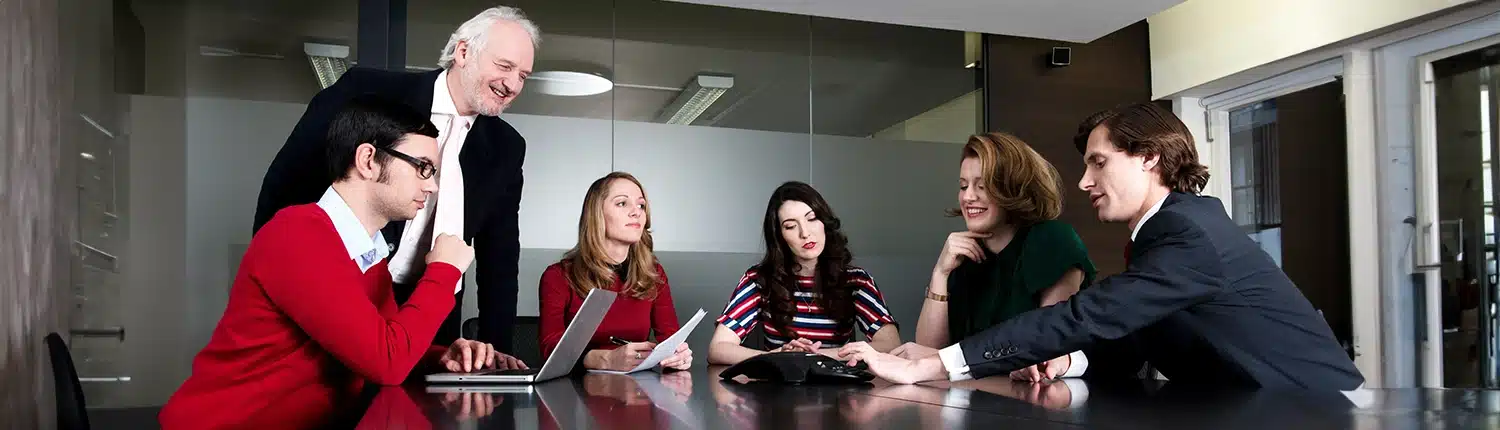Mensen die om tafel samenwerken