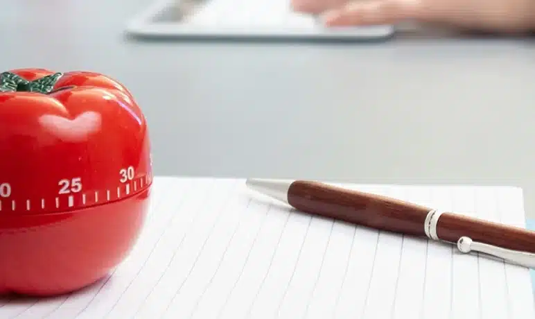 Pomodoro timer naast een pen