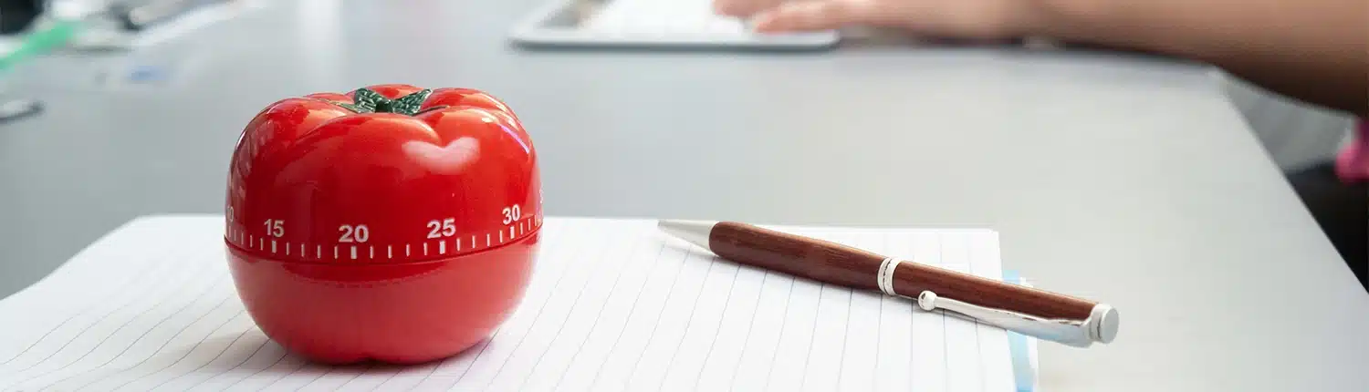 Pomodoro timer naast een pen