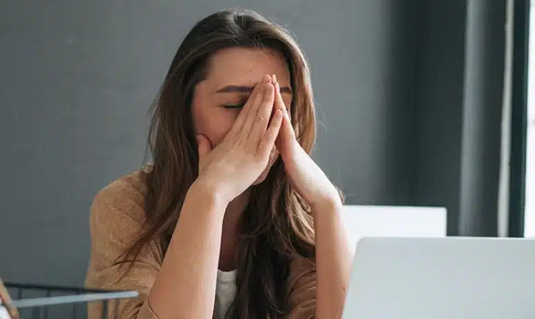 vrouw die er helemaal doorheen zit