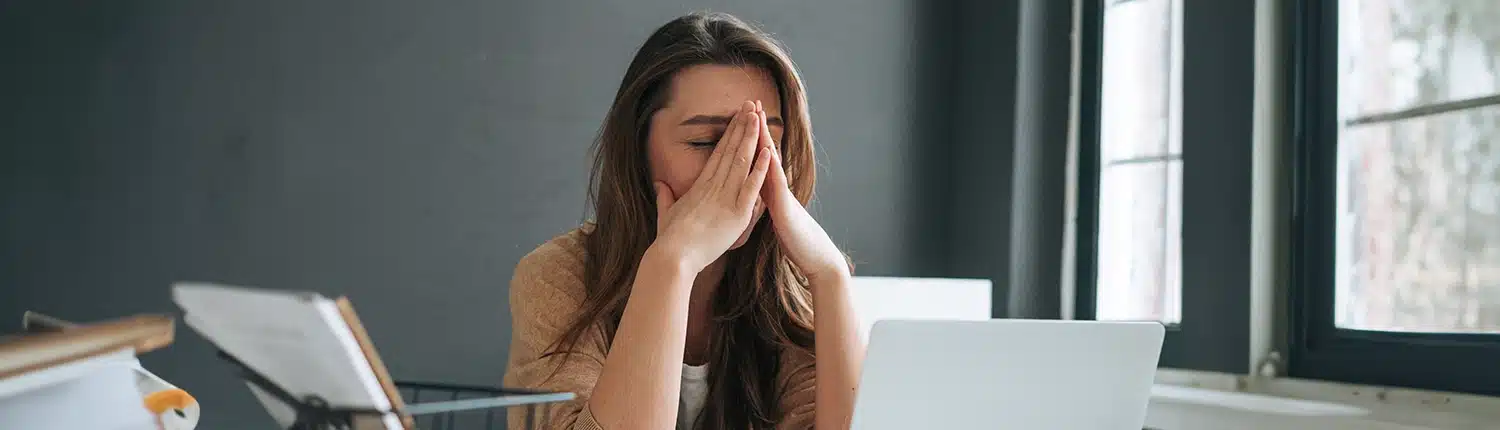 vrouw die er helemaal doorheen zit