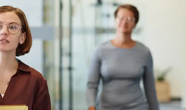 Vrouw die ontslagen is