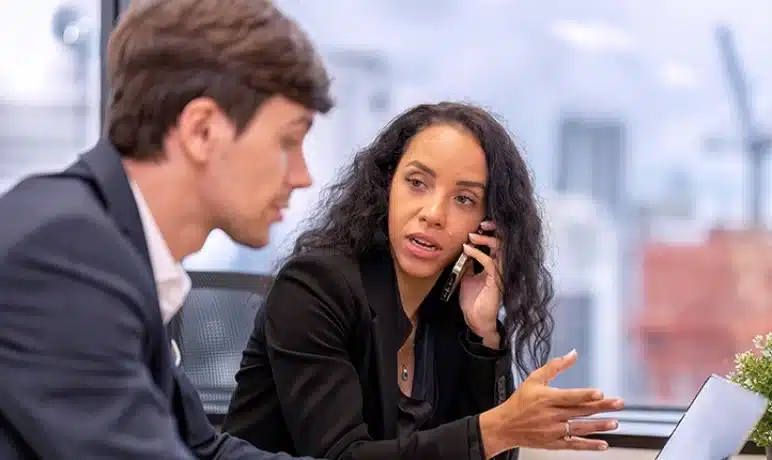 twee collega's die moeite hebben met communiceren