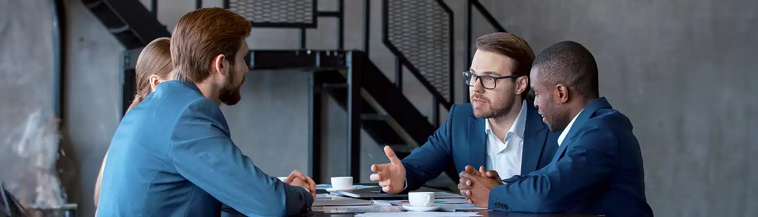 Groep mensen die de leiding nemen in het gesprek