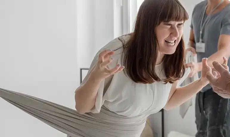 Vrouw die door het lint gaat
